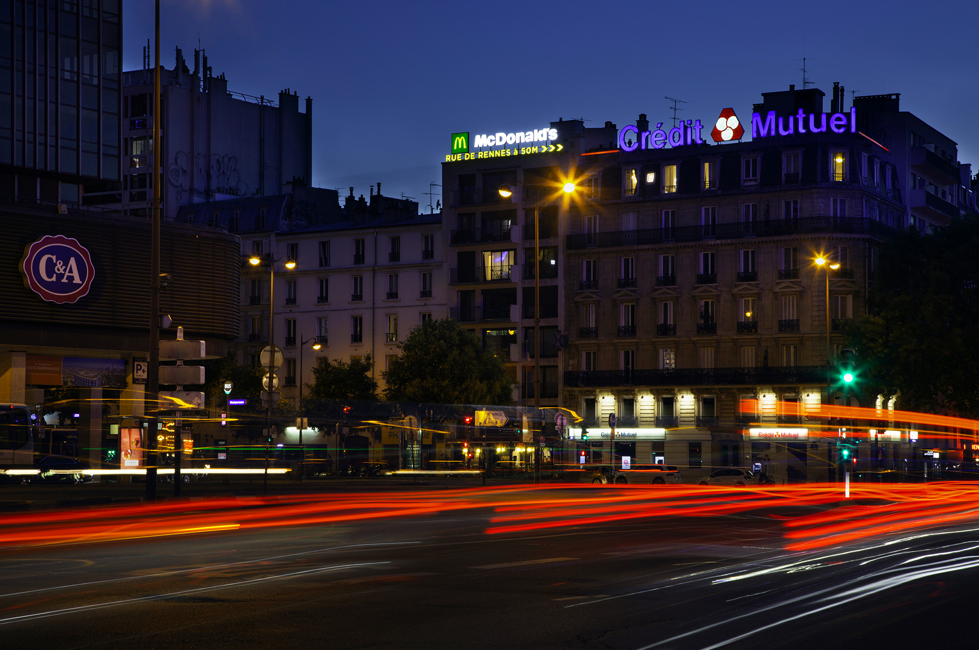 Publicité lumineuse McDonalds à Paris