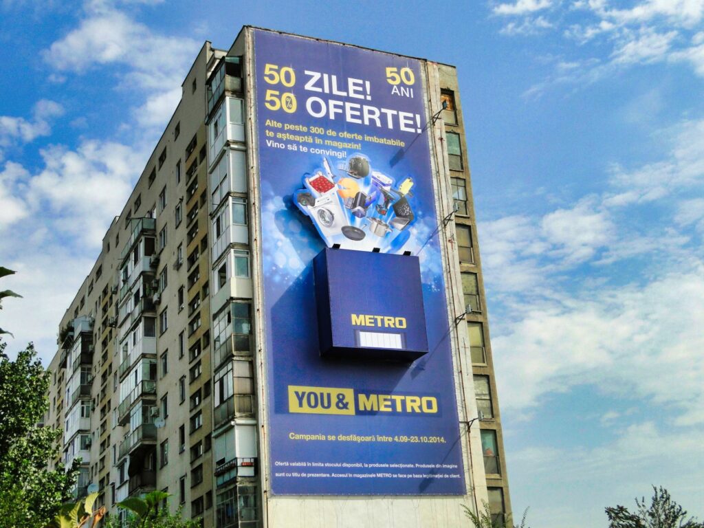 Déformatage spectaculaire pour la marque Metro sur une toile publicitaire en Roumanie.